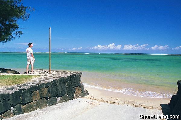 Here is one of the entry points;  other entries may be made on several sandy beach locations.