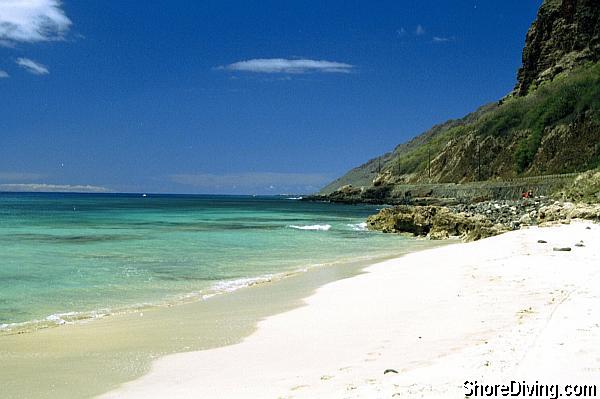 You'll find an easy sandy beach entry next to the lava at the end of the beach.