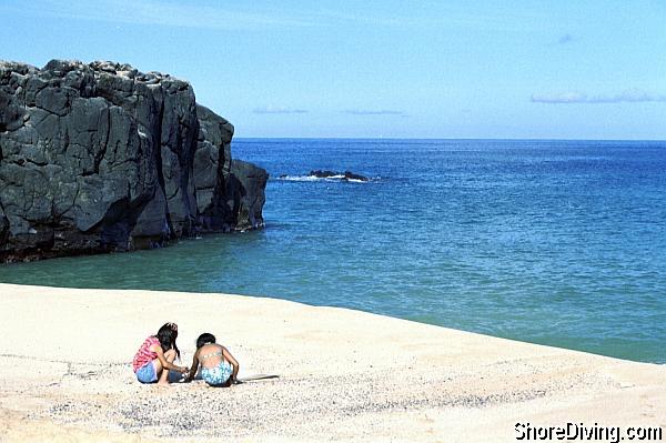 You'll find an easy, sandy entry on the left side of the beach.