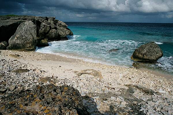 Here you have a little protection and a sandy spot for entry.