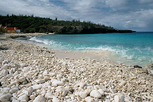 A sandy beach makes this an ideal entry point