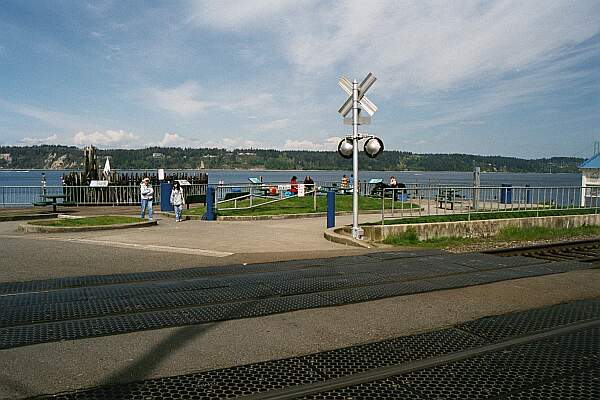 The park has a small circle to quickly unload gear if you want to gear-up at the beach.