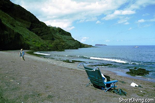 When surf conditions are low, the entry is very easy.