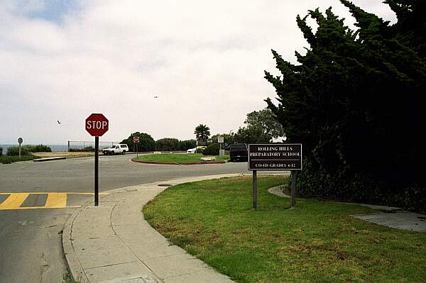 Adjacent to the Rolling Hill Preparatory School, continue straight to the cliff-side park.