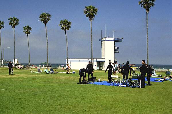 Throughout the park, dive classes and groups of friends set up their gear on the lawn.