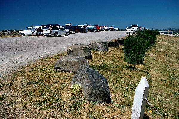 There is plenty of parking on the gravel pad.  A picnic area is off to the right.