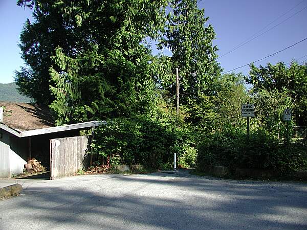 The drop-off point is located at this circle surrounded by residences.  Be very quiet and respectful of the owner's parking and privacy.  From this trail head, it is only a few meters to the entry.