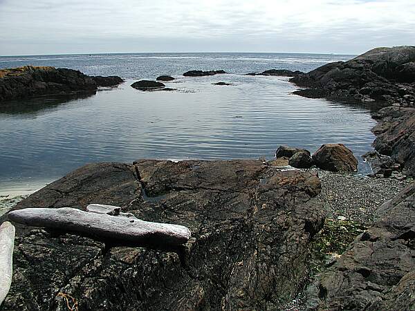 This is a calm entry, but watch out for the boulders just under the water and for the kelp just outside the rocks.