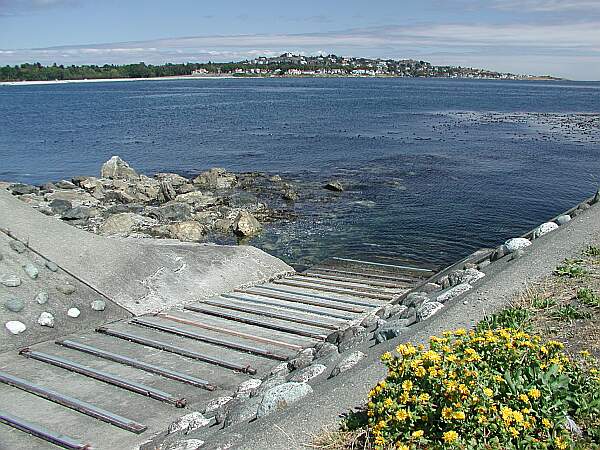 The entry is very easy off this ramp.  Be very careful of the current, as this is a point that juts rather far out into the Strait of Juan De Fuca.