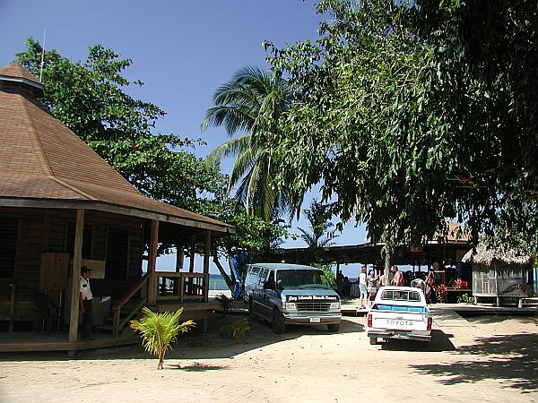 Parking is right in front of the dive shop (to the left) and the restaurant/bar (to the right).