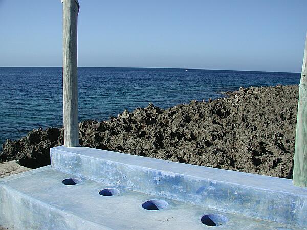 Convenient seating and tank-rests are at the water's edge.  Note and beware of the lava ledge to the water.