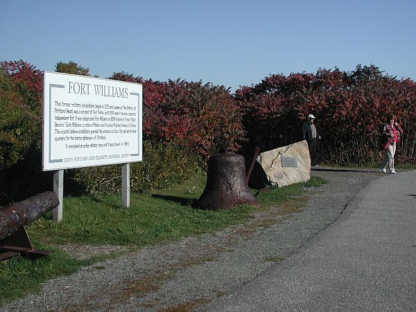 This is the trail that takes you to the left of the light house, to the small diving cove.