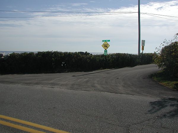 Apparently the locals have made it all but impossible to park next to this cove.  If you are careful, you can squeeze in just before the intersection.  Keep your car off the road, or a ticket will be in your future.