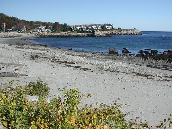 This is a beautiful cove, with the best diving off to the left.